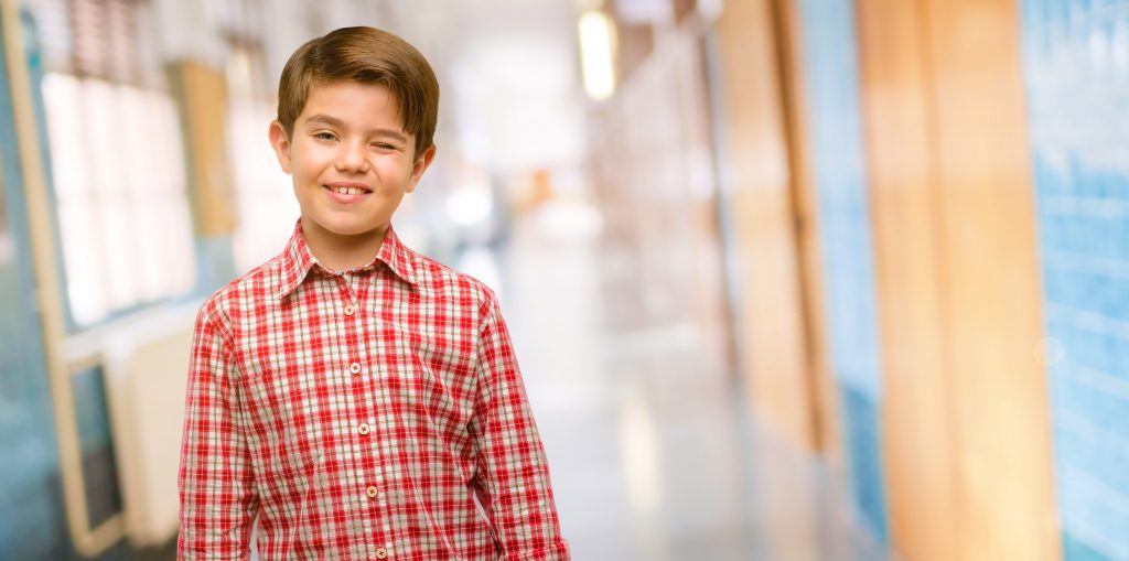 A criança que pisca muito