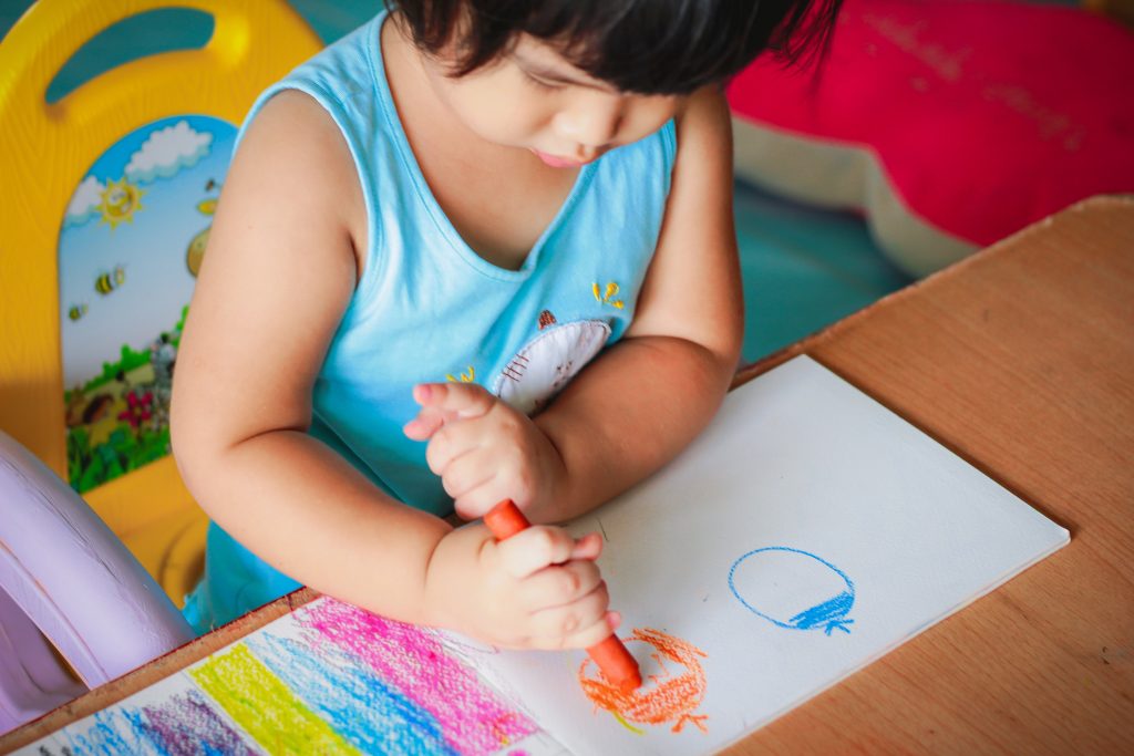 A criança com deficiência da visão de cores na escola